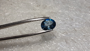 Topaas; natuur;2,39ct; Londoni sinine; VVS; Brasiilia; pole (4 foto / 9)