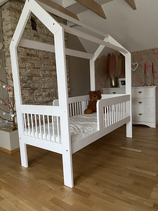 Детская кровать-домик 30 см от пола до матраса 70x160