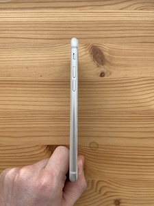 iPhone 8 64 ГБ серебристый (3 фото из 7)