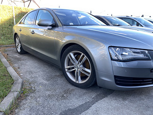Audi A8 3.0 komplektne auto varuosadeks (9 foto / 10)