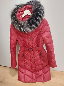 Красная зимняя куртка (пуховая куртка)