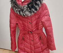Красная зимняя куртка (пуховая куртка)