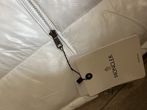 Moncler пуховик (4 фото из 4)