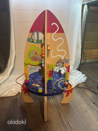 Arendav mänguasi ehtsast puidust raketi kujul