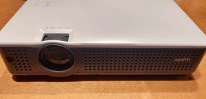 Projektor Sanyo PLC-XU78 (2 foto / 2)