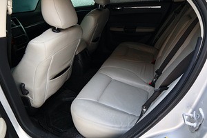 Chrysler 300C (9 foto / 11)