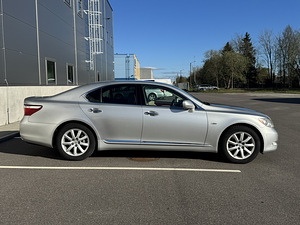 Lexus LS460 V8 (3 фото из 12)