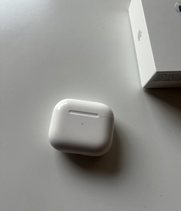 Apple AirPods 3 with MagSafe Charging Case (2 foto / 5)