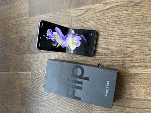 Samsung Galaxy Z Flip 4 (1 foto / 8)
