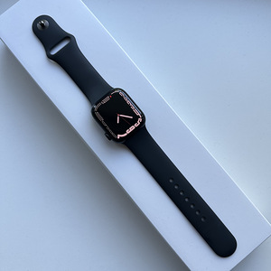 Apple Watch Series 8 GPS + Cellular (LTE) 41mm Midnight (1 foto / 4)