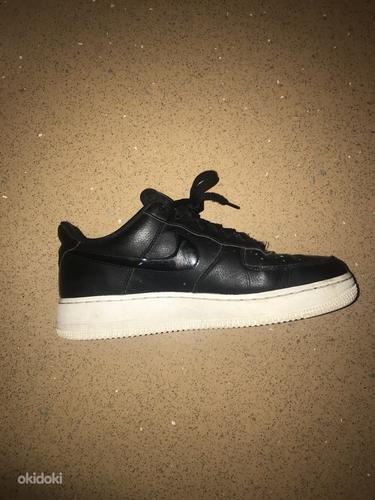 Nike Air Force 1'07 trainers in black and white (foto #1)