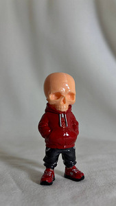 Mini-kuju „Skull Boy“ punases kapuutsis (dekoor/kogumine) (1 foto / 5)