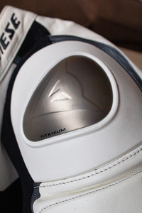 Dainese Laguna Seca kaheosaline motokombe (9 foto / 9)