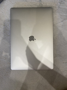 Macbook Pro 2018 (2 foto / 5)