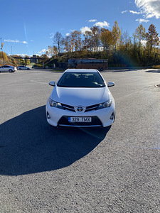 Продам Toyota Auris 2014г. (2 фото из 11)