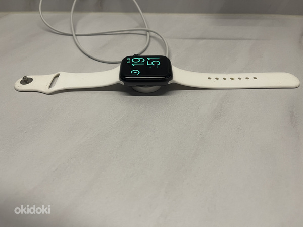 Apple Watch SE 44 мм (фото #1)