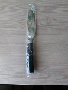 Кухонный нож . 23 см .