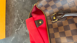 Оригинальная Louis Vuitton Speedy 30 Damier Ebene (4 фото из 5)