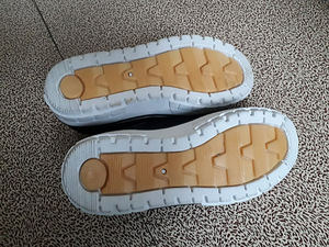 Кроссовки (2 фото из 3)
