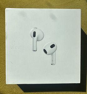 AirPods (3-е поколение) (3 фото из 6)