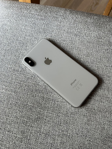 iPhone X серебристый 64 ГБ (2 фото из 3)