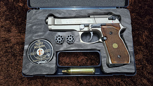 Пневматический пистолет Beretta 92FS никель — деревянная рукоятка — 4,5 мм (2 фото из 6)