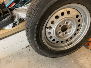 Toyota Rav4 varuratas 215/65R16 Koos Nokian suverehviga (2 foto / 3)
