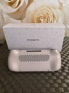 Retroid Pocket 5 (2 foto / 3)