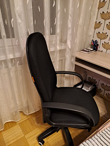 Стол и кресло офисные (5 фото из 6)