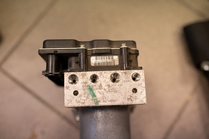 Land Rover Discovery 3 Abs pump ja juhtaju (2 foto / 2)