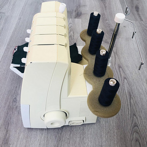 Bernina 700D - universaalne overlock masin (5 foto / 5)