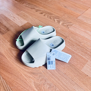 Adidas Yeezy Slide (4 foto / 4)