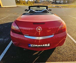 Opel Tigra Red Roadster (4 foto / 12)