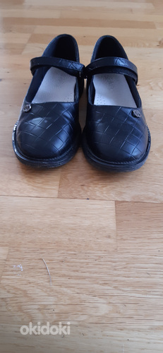 Pidulikud mustad kingad tüdrukule (foto #1)