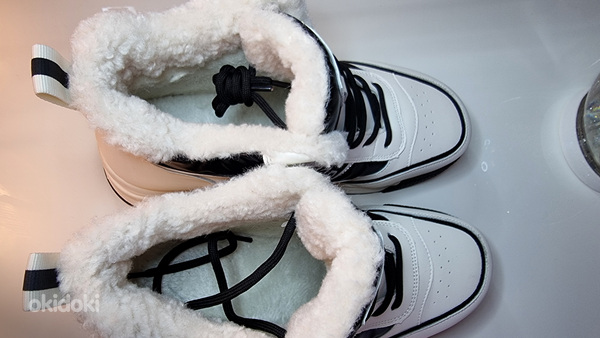 Белые осенние кроссовки 39 (фото #4)
