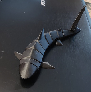 Тигровая акула с движущимися частями, напечатана на 3D-принт