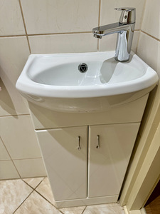 Väike vannitoa valamukapp, valamu, peegel (1 foto / 4)