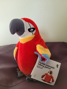Говорящий игрушечный попугай-пират