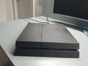 Playstation 4 koos 3 mänguga ja joysticki laadija. (2 foto / 6)