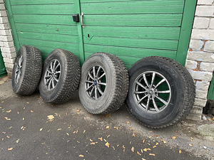 265/70R16 Bridgestone Blizzak Spike-01 - OLD DOT 112T Naast (1 foto / 4)