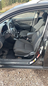 Toyota Avensis D-4D (7 foto / 12)