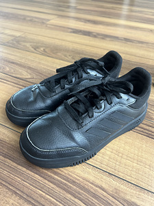 Кроссовки adidas (1 фото из 6)