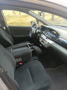Honda FR-V (6 фото из 8)