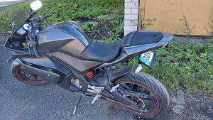 YAMAHA YZF-R125 2012 (7 foto / 9)