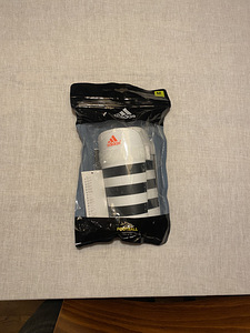 Adidas Everlite jalgpallijalakaitsmed – uued ja avamata! (1 foto / 2)