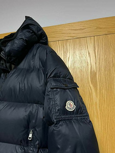 Moncler пуховик (3 фото из 6)
