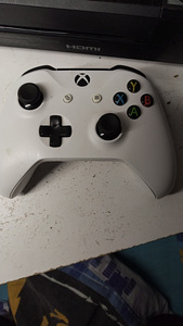 Xbox One Must 300gb + 1 pult + kõik juhtmed (2 foto / 2)