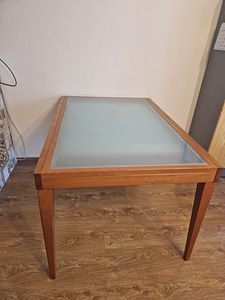 Раздвижной дубовый стол со вставками из закалённого стекла