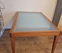 Раздвижной дубовый стол со вставками из закалённого стекла