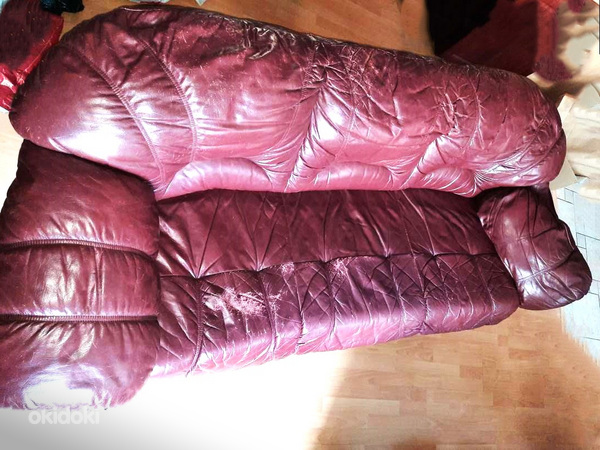 Отдам бесплатно винтажный кожаный диван-кровать. (фото #1)